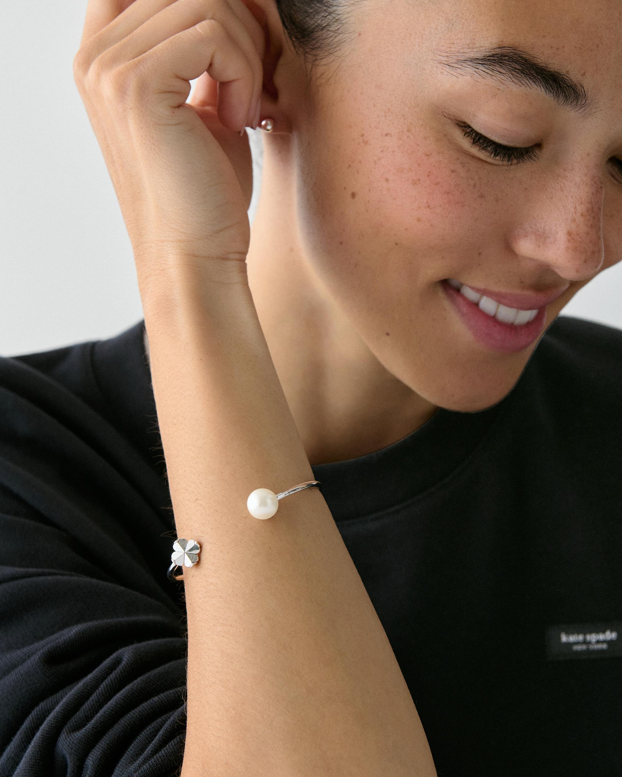 KM915-Spade Flower Pearl Cuff-White/Silver