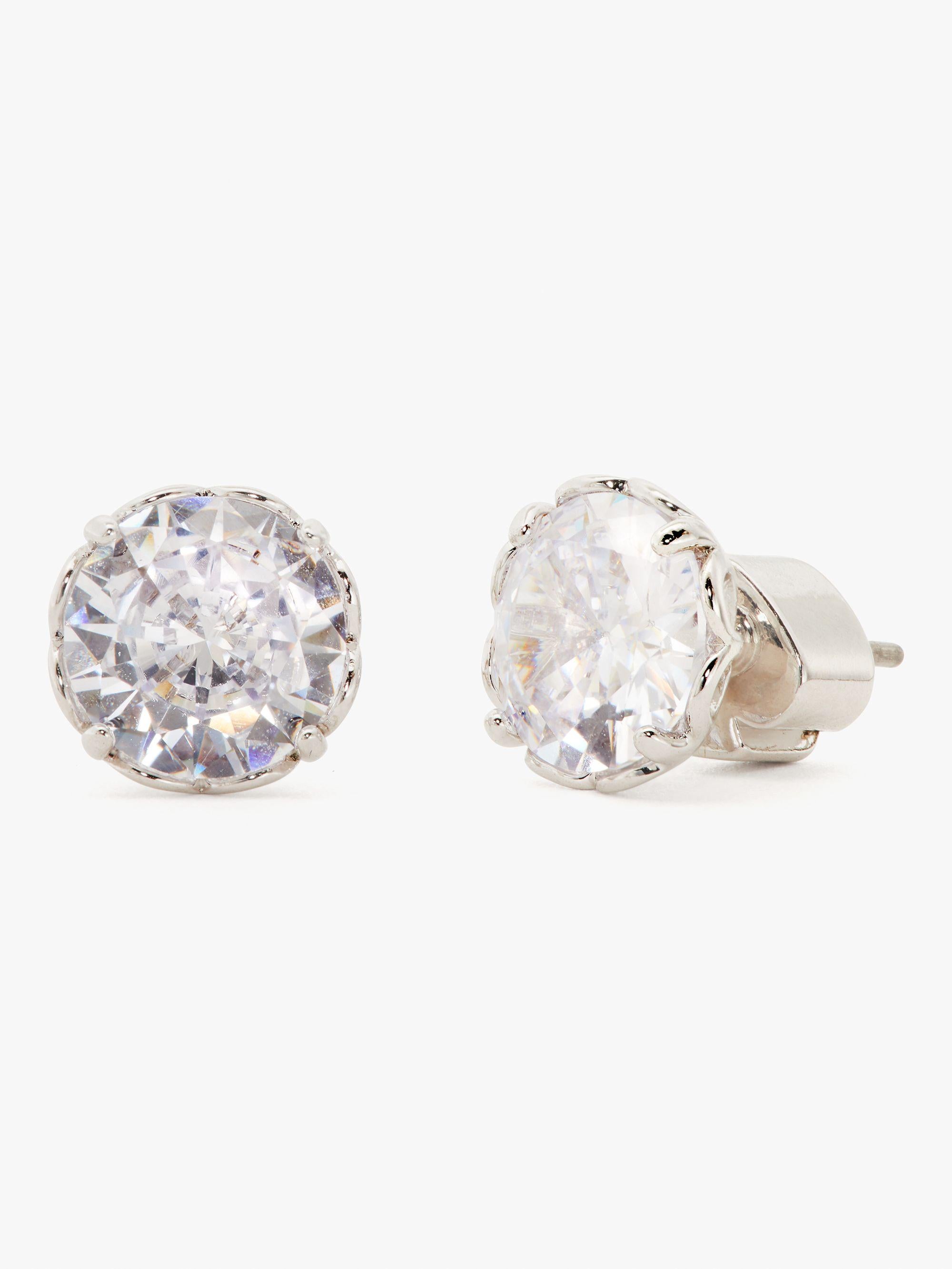 pave round large stud
